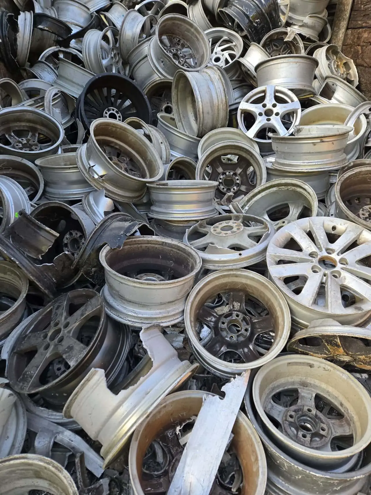 Großer Haufen ausgebauter Aluminiumfelgen im Lager