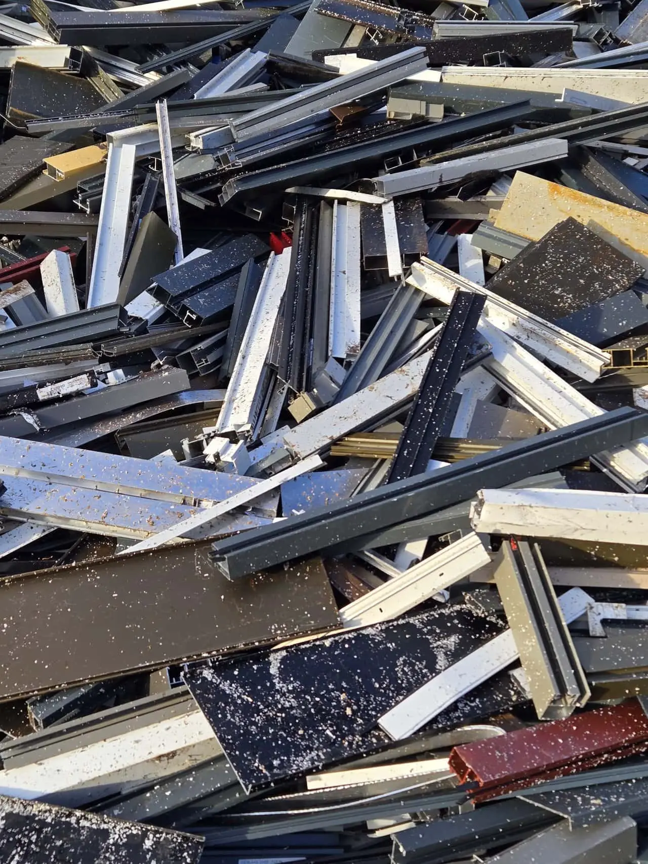 Lackierte Aluminiumprofile aus einem Fensterrückbau