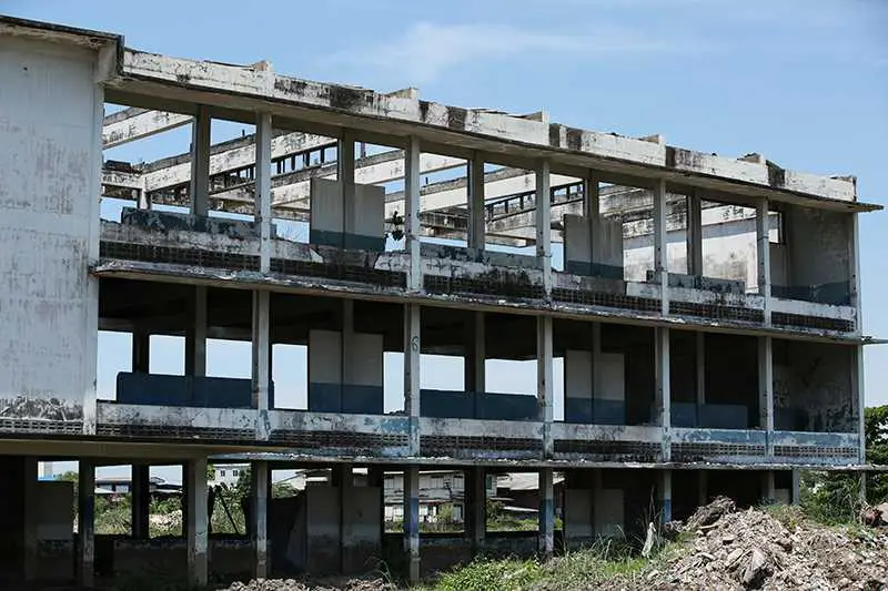 Gebäude im Rohbauzustand nach der Entkernung, nur Tragwerk und Fassade stehen noch
