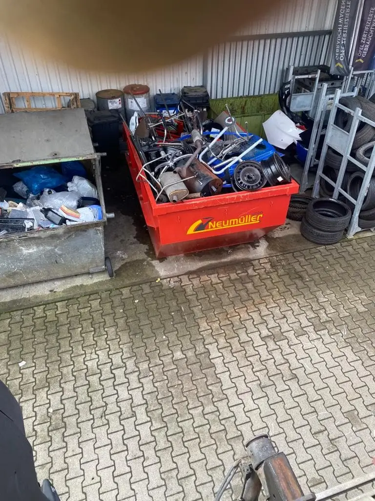 Absetzcontainer der Neumüller GmbH mit sortiertem Altmetall aus einer Betriebsräumung