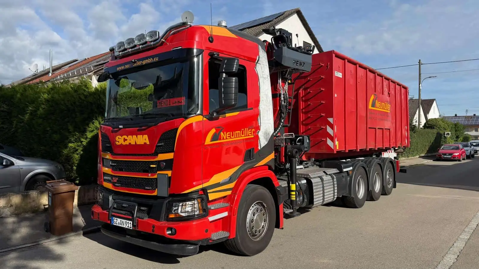 LKW der Neumüller GmbH mit Ladekran und Abrollcontainer für den Abtransport von Abbruchmaterial
