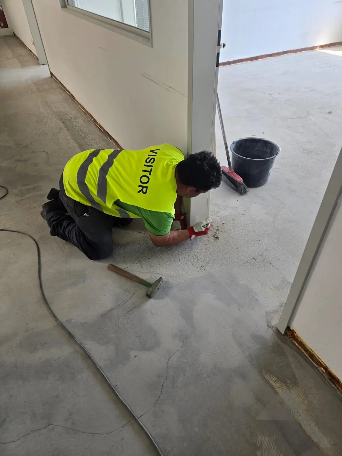 Bagger beim Rückbau eines Gebäudes
