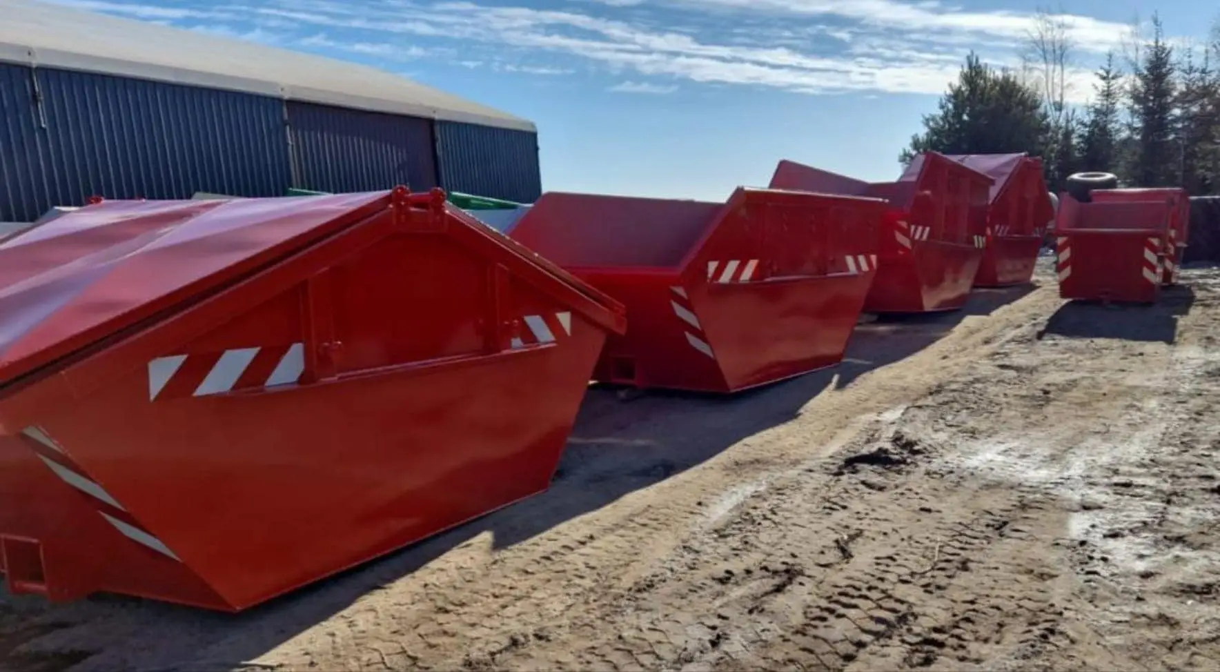 Nach Material getrennter Bauschutt auf der Baustelle