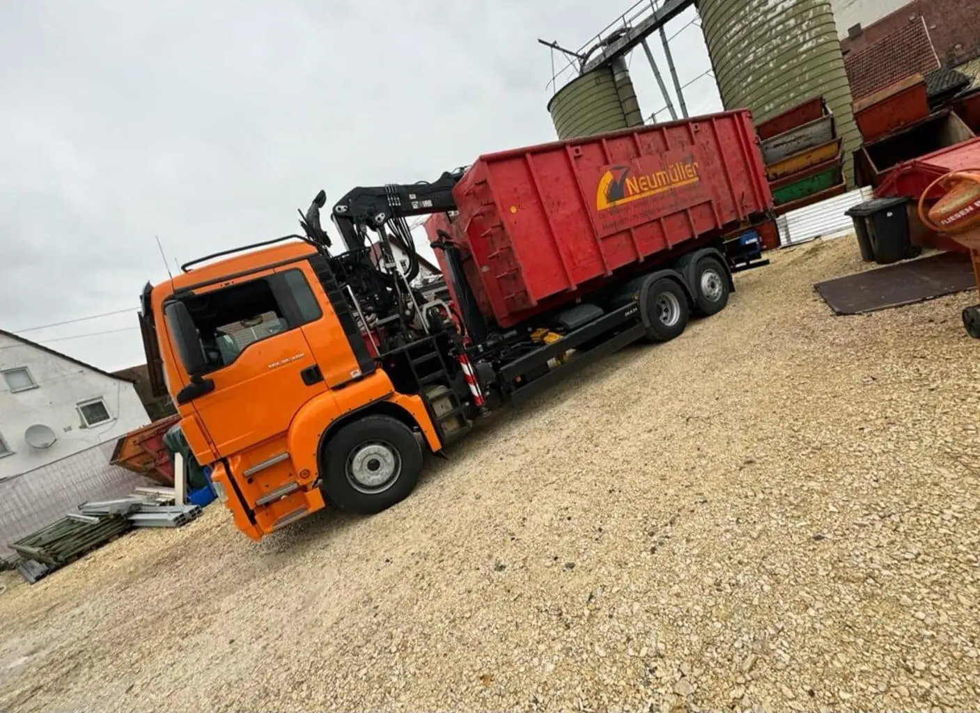 Abrollcontainer der Neumüller GmbH beim Beladen mit Altmetall