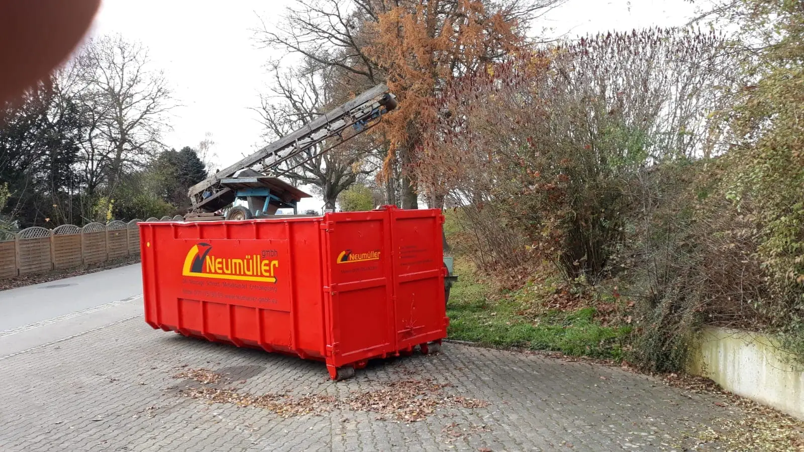 Container mit sortiertem Altmetall auf dem Betriebsgelände der Neumüller GmbH