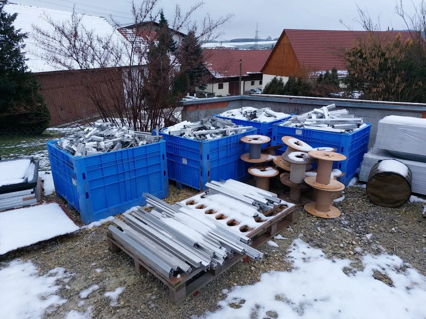 Nach Material getrennter Metallschrott vor der Verwertung
