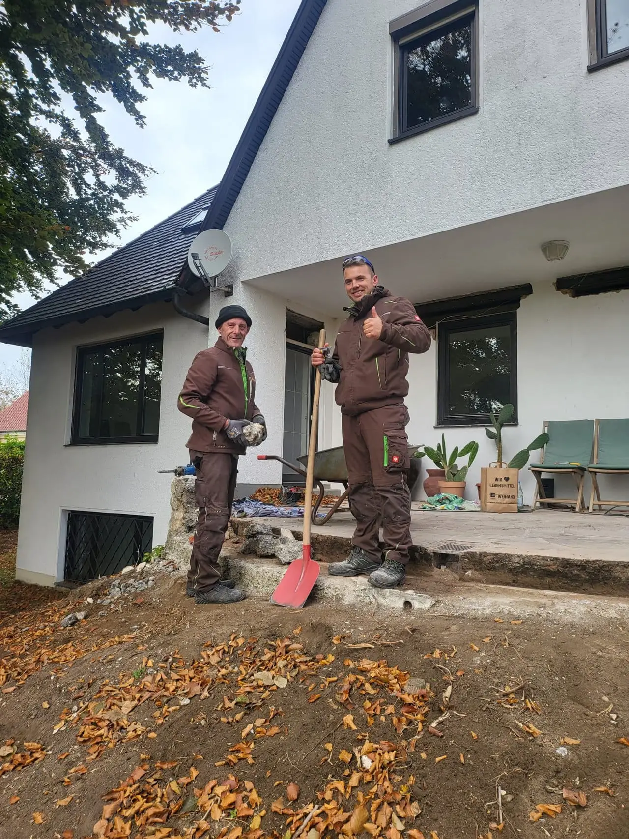 Transporter und Team der Neumüller GmbH beim Beladen